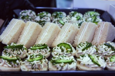 Miniature Traiteur Arpajon (Essonne) - Délices du Congo #55 Buffet varié avec plats de viande grillée, légumes frais et charcuterie, présenté dans des plats en métal.