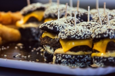 Miniature Traiteur Arpajon (Essonne) - Délices du Congo #57 Buffet varié avec plats de viande grillée, légumes frais et charcuterie, présenté dans des plats en métal.