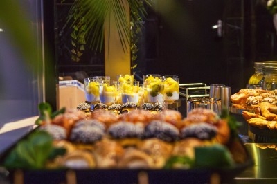 Miniature Traiteur Arpajon (Essonne) - Délices du Congo #64 Buffet varié avec plats de viande grillée, légumes frais et charcuterie, présenté dans des plats en métal.