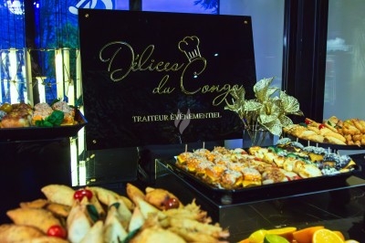 Miniature Traiteur Arpajon (Essonne) - Délices du Congo #71 Buffet varié avec plats de viande grillée, légumes frais et charcuterie, présenté dans des plats en métal.