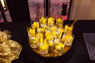 Miniature Traiteur Arpajon (Essonne) - Délices du Congo #80 Buffet varié avec plats de viande grillée, légumes frais et charcuterie, présenté dans des plats en métal.