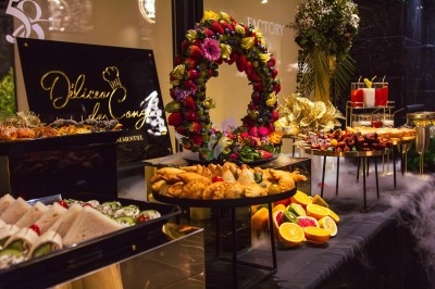 Miniature Traiteur Arpajon (Essonne) - Délices du Congo #84 Buffet varié avec plats de viande grillée, légumes frais et charcuterie, présenté dans des plats en métal.