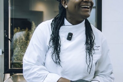 Miniature Traiteur Arpajon (Essonne) - Délices du Congo #86 Buffet varié avec plats de viande grillée, légumes frais et charcuterie, présenté dans des plats en métal.