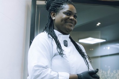 Miniature Traiteur Arpajon (Essonne) - Délices du Congo #87 Buffet varié avec plats de viande grillée, légumes frais et charcuterie, présenté dans des plats en métal.