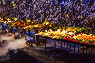 Miniature Traiteur Arpajon (Essonne) - Délices du Congo #97 Buffet varié avec plats de viande grillée, légumes frais et charcuterie, présenté dans des plats en métal.