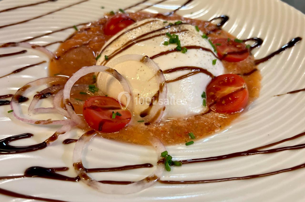 Assiette de burrata garnie de tomates cerises, rondelles d’oignon, ciboulette et filet de balsamique.