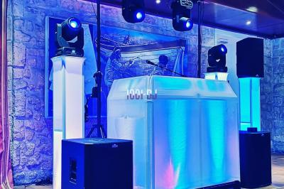 Miniature DJ Pavillons-sous-Bois (Seine-Saint-Denis) - Magic Events #2 Un couple de mariés danse au milieu d'effets de fumée et d'étincelles dans une salle de réception décorée.