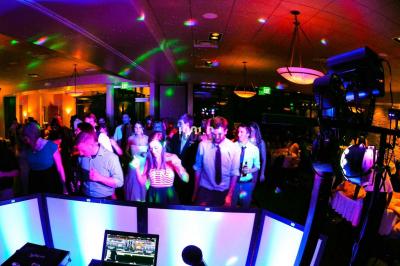 Miniature DJ Pavillons-sous-Bois (Seine-Saint-Denis) - Magic Events #3 Un couple de mariés danse au milieu d'effets de fumée et d'étincelles dans une salle de réception décorée.