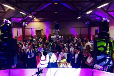 Miniature DJ Pavillons-sous-Bois (Seine-Saint-Denis) - Magic Events #5 Un couple de mariés danse au milieu d'effets de fumée et d'étincelles dans une salle de réception décorée.