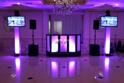 Miniature DJ Pavillons-sous-Bois (Seine-Saint-Denis) - Magic Events #6 Un couple de mariés danse au milieu d'effets de fumée et d'étincelles dans une salle de réception décorée.