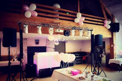 Miniature DJ Pavillons-sous-Bois (Seine-Saint-Denis) - Magic Events #8 Un couple de mariés danse au milieu d'effets de fumée et d'étincelles dans une salle de réception décorée.