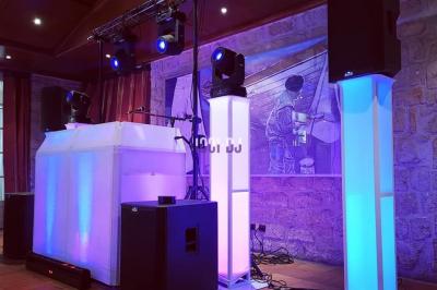 Miniature DJ Pavillons-sous-Bois (Seine-Saint-Denis) - Magic Events #14 Un couple de mariés danse au milieu d'effets de fumée et d'étincelles dans une salle de réception décorée.