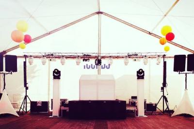 Miniature DJ Pavillons-sous-Bois (Seine-Saint-Denis) - Magic Events #16 Un couple de mariés danse au milieu d'effets de fumée et d'étincelles dans une salle de réception décorée.