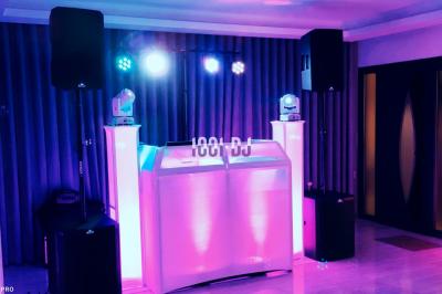 Miniature DJ Pavillons-sous-Bois (Seine-Saint-Denis) - Magic Events #19 Un couple de mariés danse au milieu d'effets de fumée et d'étincelles dans une salle de réception décorée.