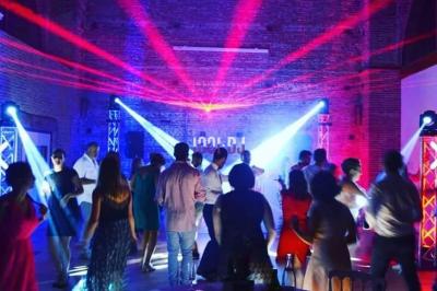 Miniature DJ Pavillons-sous-Bois (Seine-Saint-Denis) - Magic Events #21 Un couple de mariés danse au milieu d'effets de fumée et d'étincelles dans une salle de réception décorée.