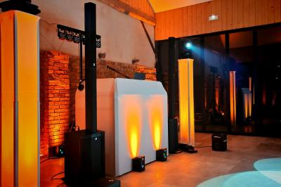 Miniature DJ Pavillons-sous-Bois (Seine-Saint-Denis) - Magic Events #23 Un couple de mariés danse au milieu d'effets de fumée et d'étincelles dans une salle de réception décorée.