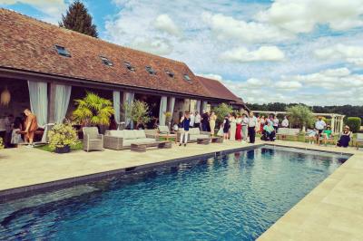 Miniature DJ Pavillons-sous-Bois (Seine-Saint-Denis) - Magic Events #25 Un couple de mariés danse au milieu d'effets de fumée et d'étincelles dans une salle de réception décorée.