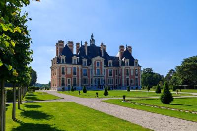 Miniature DJ Pavillons-sous-Bois (Seine-Saint-Denis) - Magic Events #33 Un couple de mariés danse au milieu d'effets de fumée et d'étincelles dans une salle de réception décorée.