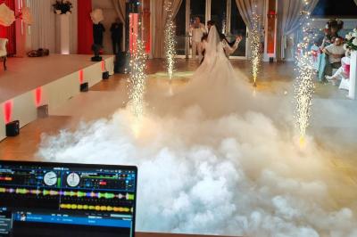 Miniature DJ Pavillons-sous-Bois (Seine-Saint-Denis) - Magic Events #34 Un couple de mariés danse au milieu d'effets de fumée et d'étincelles dans une salle de réception décorée.