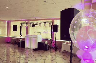 Miniature DJ Pavillons-sous-Bois (Seine-Saint-Denis) - Magic Events #9 Un couple de mariés danse au milieu d'effets de fumée et d'étincelles dans une salle de réception décorée.