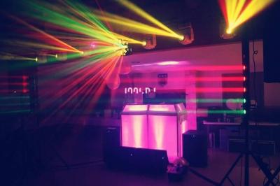 Miniature DJ Pavillons-sous-Bois (Seine-Saint-Denis) - Magic Events #18 Un couple de mariés danse au milieu d'effets de fumée et d'étincelles dans une salle de réception décorée.