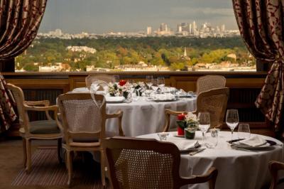 Miniature Location salle Saint-Germain-en-Laye (Yvelines) - Pavillon Henri IV #8 Façade d'un bâtiment blanc avec une enseigne ’Pavillon Henri IV Restaurant’, entouré de verdure et d'une clôture.
