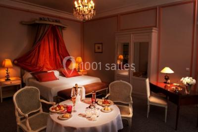 Miniature Location salle Saint-Germain-en-Laye (Yvelines) - Pavillon Henri IV #14 Façade d'un bâtiment blanc avec une enseigne ’Pavillon Henri IV Restaurant’, entouré de verdure et d'une clôture.