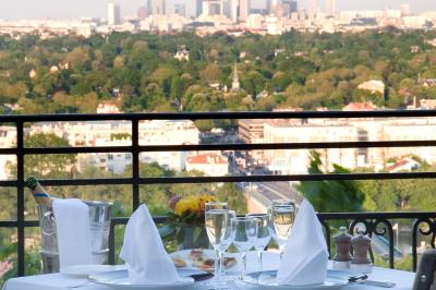 Miniature Location salle Saint-Germain-en-Laye (Yvelines) - Pavillon Henri IV #11 Façade d'un bâtiment blanc avec une enseigne ’Pavillon Henri IV Restaurant’, entouré de verdure et d'une clôture.