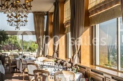 Miniature Location salle Saint-Germain-en-Laye (Yvelines) - Pavillon Henri IV #6 Façade d'un bâtiment blanc avec une enseigne ’Pavillon Henri IV Restaurant’, entouré de verdure et d'une clôture.