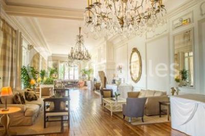 Miniature Location salle Saint-Germain-en-Laye (Yvelines) - Pavillon Henri IV #3 Façade d'un bâtiment blanc avec une enseigne ’Pavillon Henri IV Restaurant’, entouré de verdure et d'une clôture.