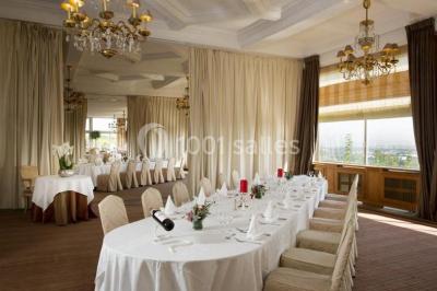 Miniature Location salle Saint-Germain-en-Laye (Yvelines) - Pavillon Henri IV #9 Façade d'un bâtiment blanc avec une enseigne ’Pavillon Henri IV Restaurant’, entouré de verdure et d'une clôture.