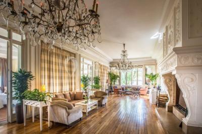 Miniature Location salle Saint-Germain-en-Laye (Yvelines) - Pavillon Henri IV #2 Façade d'un bâtiment blanc avec une enseigne ’Pavillon Henri IV Restaurant’, entouré de verdure et d'une clôture.