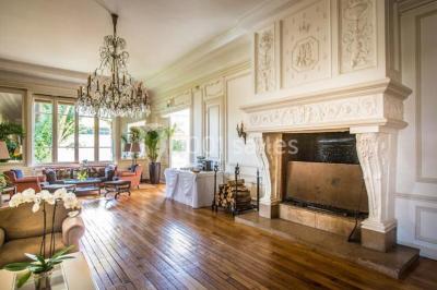 Miniature Location salle Saint-Germain-en-Laye (Yvelines) - Pavillon Henri IV #5 Façade d'un bâtiment blanc avec une enseigne ’Pavillon Henri IV Restaurant’, entouré de verdure et d'une clôture.