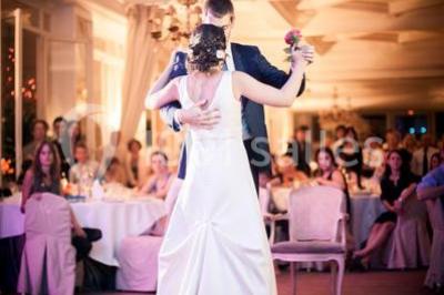 Miniature Location salle Saint-Germain-en-Laye (Yvelines) - Pavillon Henri IV #4 Façade d'un bâtiment blanc avec une enseigne ’Pavillon Henri IV Restaurant’, entouré de verdure et d'une clôture.