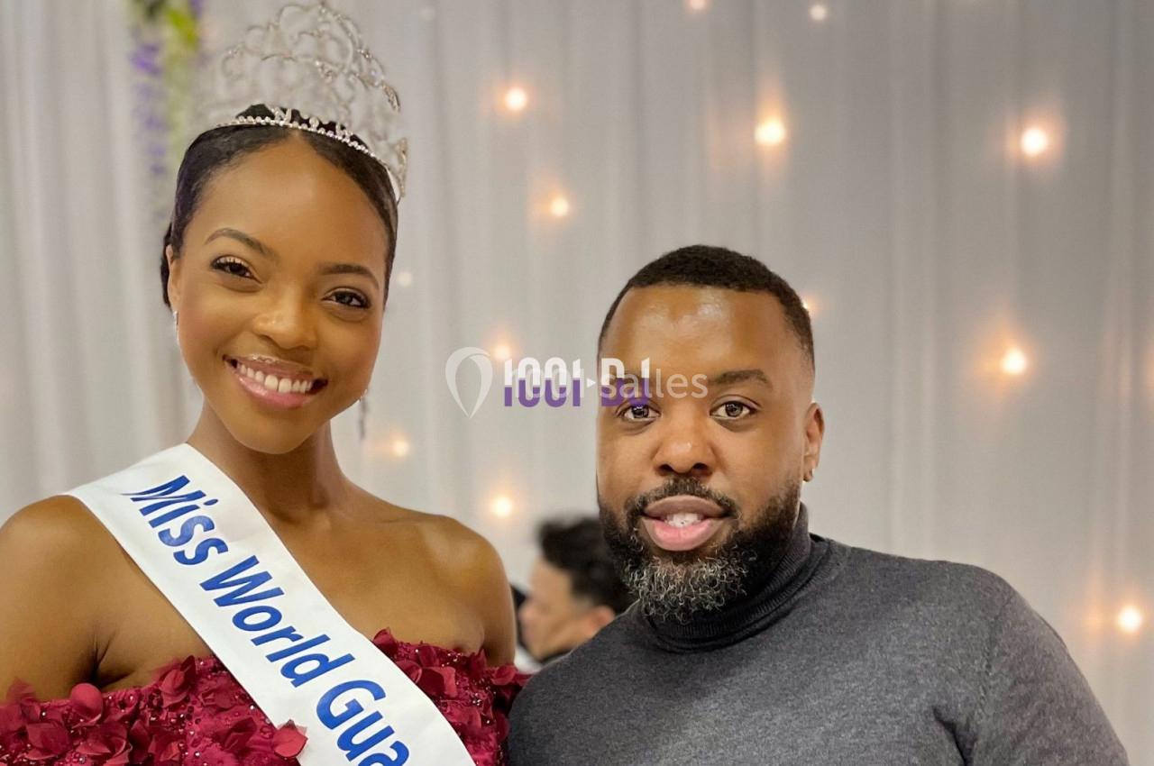 Je ne sais pas qui sont les personnes sur cette image, mais elle montre une femme en écharpe et couronne posant avec un…