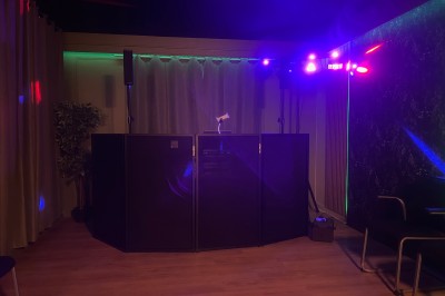Miniature DJ Savigny-sur-Orge (Essonne) - Mdn Events #13 Des personnes dansent dans une salle en pierre éclairée par des lumières colorées, créant une ambiance festive.