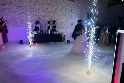 Miniature DJ Savigny-sur-Orge (Essonne) - Mdn Events #15 Des personnes dansent dans une salle en pierre éclairée par des lumières colorées, créant une ambiance festive.