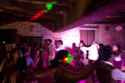 Miniature DJ Savigny-sur-Orge (Essonne) - Mdn Events #16 Des personnes dansent dans une salle en pierre éclairée par des lumières colorées, créant une ambiance festive.