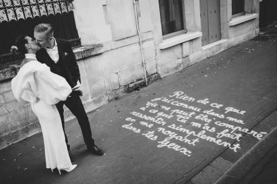 Des personnes en tenue élégante regardent des danseuses en maillot de bain et bonnet, lors d'un événement en extérieur.