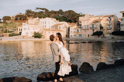 Des personnes en tenue élégante regardent des danseuses en maillot de bain et bonnet, lors d'un événement en extérieur.