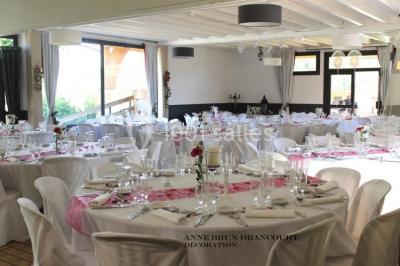 Miniature Location salle Le Crest (Puy-de-Dôme) - Domaine du Val d'Auzon #8 Étang calme entouré d'arbres avec un paysage vallonné en arrière-plan sous une lumière naturelle.