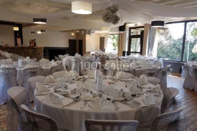 Miniature Location salle Le Crest (Puy-de-Dôme) - Domaine du Val d'Auzon #10 Étang calme entouré d'arbres avec un paysage vallonné en arrière-plan sous une lumière naturelle.