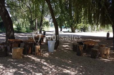 Miniature Location salle Le Crest (Puy-de-Dôme) - Domaine du Val d'Auzon #4 Étang calme entouré d'arbres avec un paysage vallonné en arrière-plan sous une lumière naturelle.