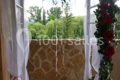 Miniature Location salle Le Crest (Puy-de-Dôme) - Domaine du Val d'Auzon #23 Étang calme entouré d'arbres avec un paysage vallonné en arrière-plan sous une lumière naturelle.