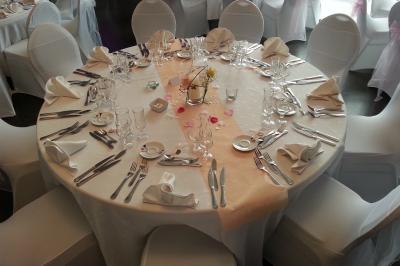 Miniature Location salle Le Crest (Puy-de-Dôme) - Domaine du Val d'Auzon #16 Étang calme entouré d'arbres avec un paysage vallonné en arrière-plan sous une lumière naturelle.