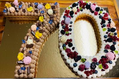 Miniature Location salle Le Crest (Puy-de-Dôme) - Domaine du Val d'Auzon #19 Étang calme entouré d'arbres avec un paysage vallonné en arrière-plan sous une lumière naturelle.