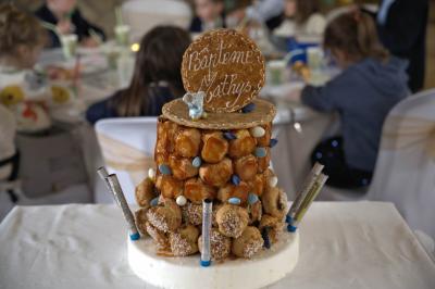 Miniature Location salle Le Crest (Puy-de-Dôme) - Domaine du Val d'Auzon #21 Étang calme entouré d'arbres avec un paysage vallonné en arrière-plan sous une lumière naturelle.