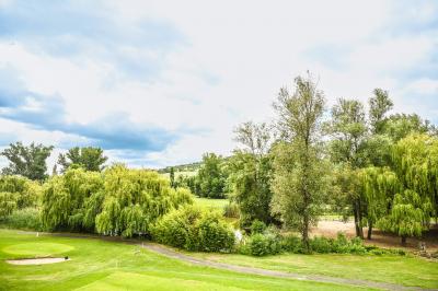 Miniature Location salle Le Crest (Puy-de-Dôme) - Domaine du Val d'Auzon #2 Étang calme entouré d'arbres avec un paysage vallonné en arrière-plan sous une lumière naturelle.