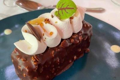 Miniature Location salle Le Crest (Puy-de-Dôme) - Domaine du Val d'Auzon #20 Étang calme entouré d'arbres avec un paysage vallonné en arrière-plan sous une lumière naturelle.