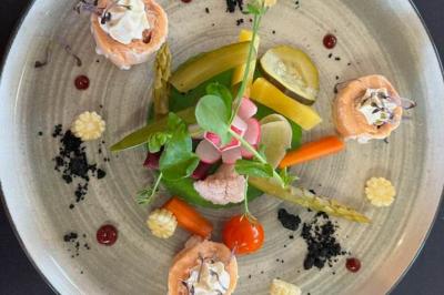 Miniature Location salle Le Crest (Puy-de-Dôme) - Domaine du Val d'Auzon #14 Étang calme entouré d'arbres avec un paysage vallonné en arrière-plan sous une lumière naturelle.